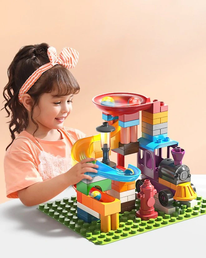 Kuličková dráha s vláčkem (76 dílků) – stavebnice pro děti od 3 let