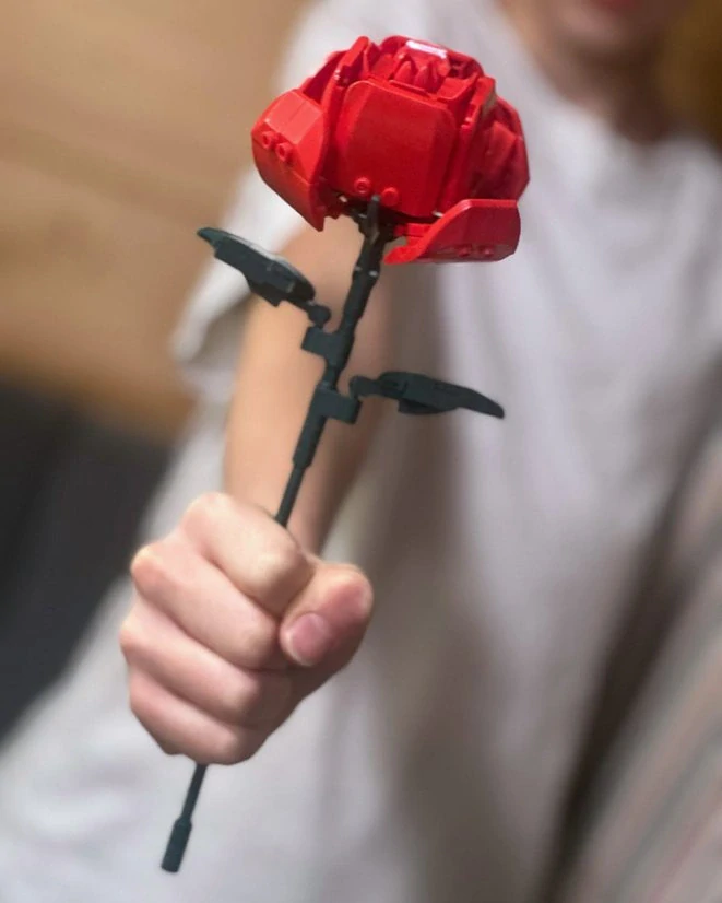 Woma Stavebnice květina s nastavitelnou délkou stonku, rudá růže, 125 dílků