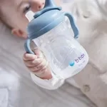b.box Hrneček s pítkem 4m+ - světle modrý 240 ml