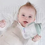 b.box Hrneček s pítkem 4m+ - světle zelený 240 ml