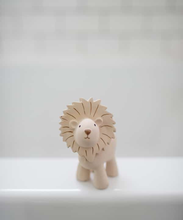 Tikiri Safari – chrastítko a kousátko z přírodní gumy