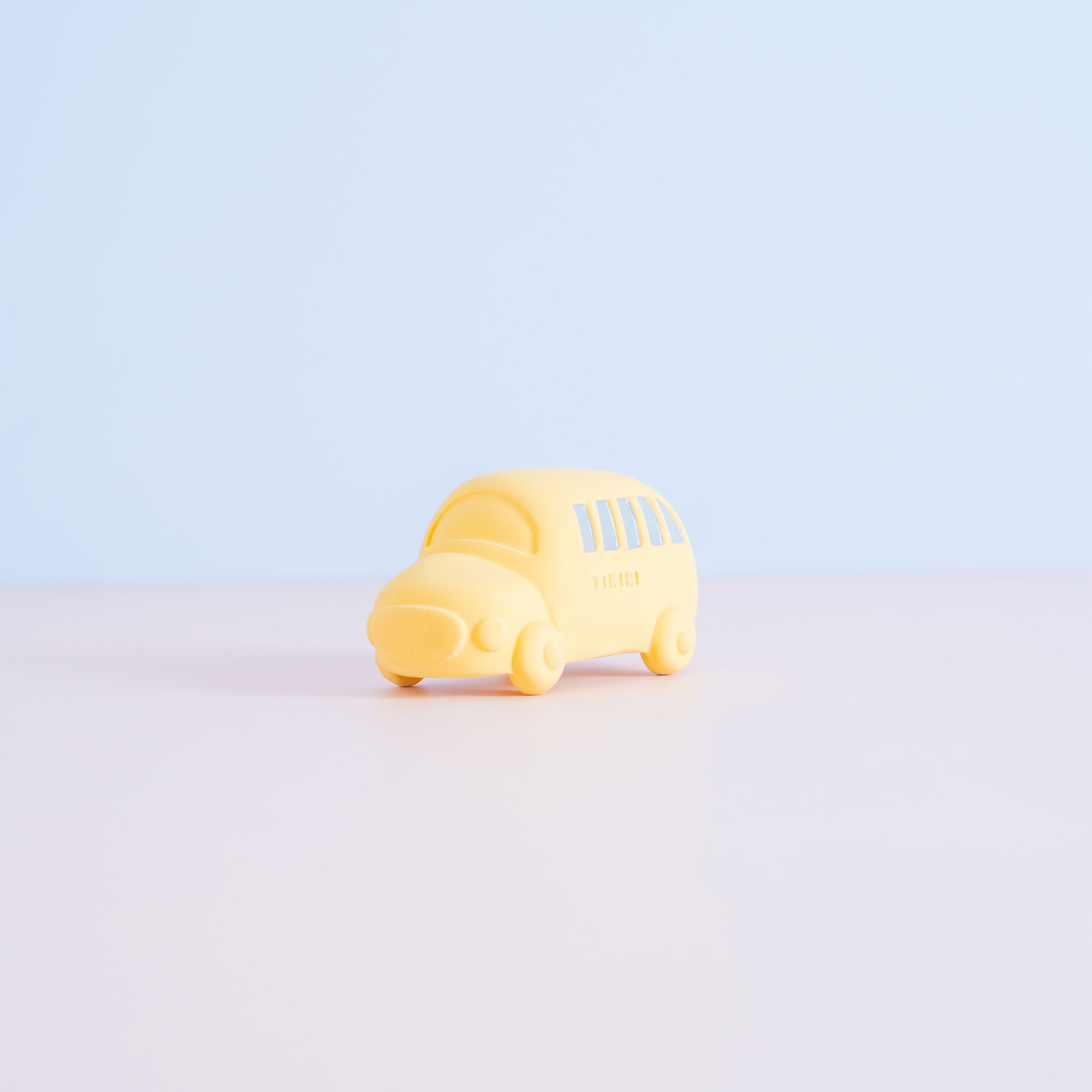 Tikiri Vroom Vroom – chrastítko a kousátko z přírodní gumy