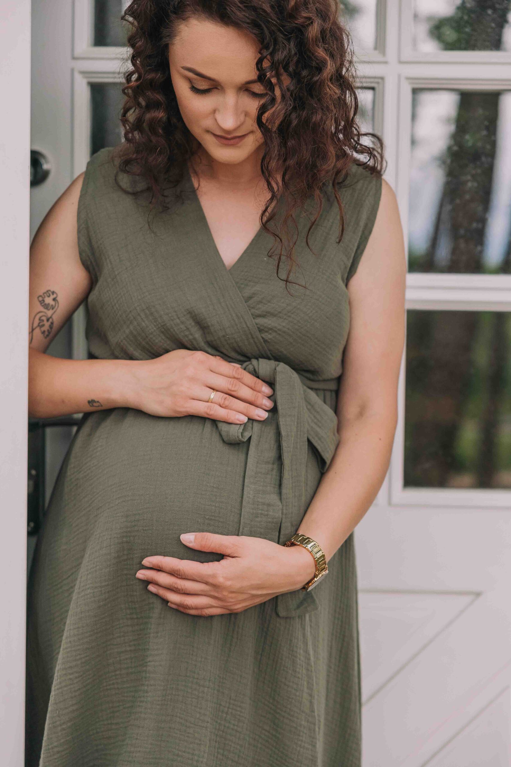 Mušelínové šaty Anna kaki pro těhotné a kojící ženy