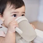 b.box Silikonový hrneček s pítkem 240 ml - béžový