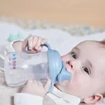 b.box Hrneček s pítkem 4m+ - světle modrý 240 ml
